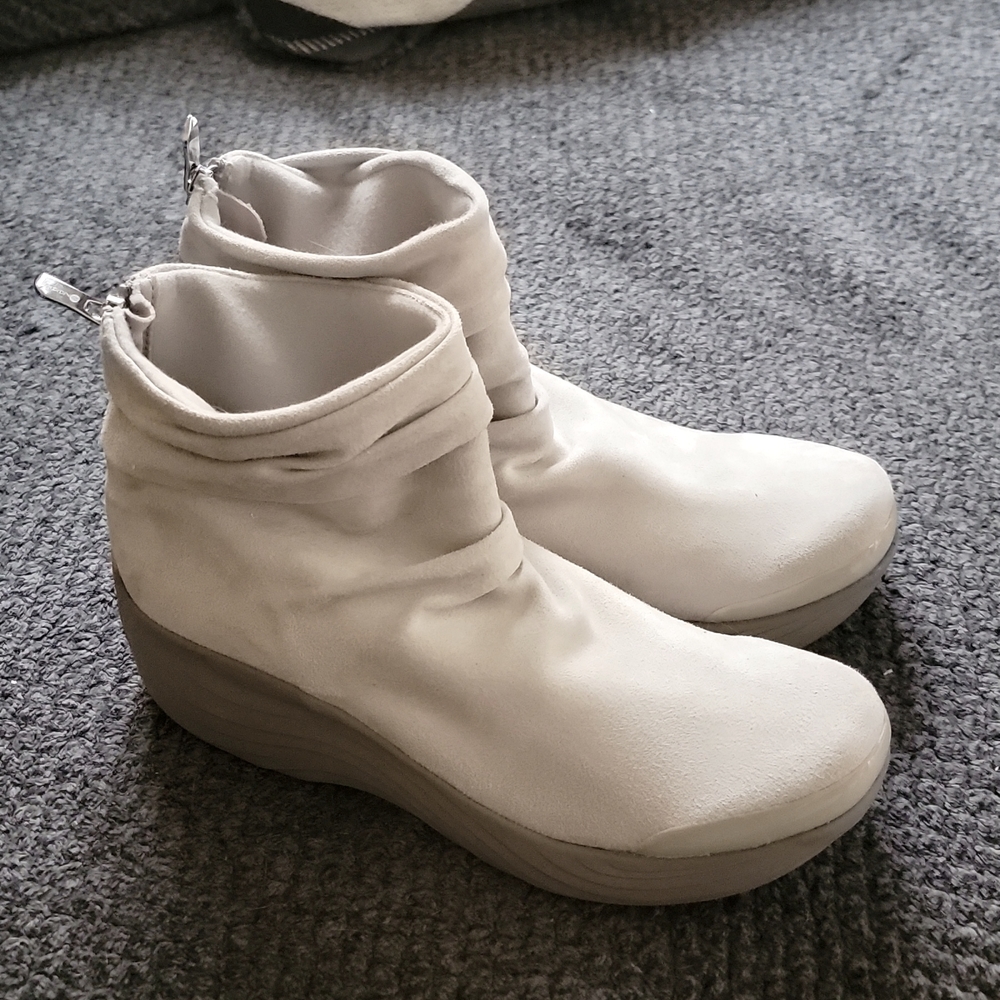 BZees women’s zizzle ankle boots 10W grey NEW